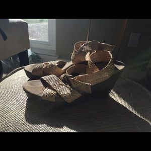 Ankle strap, casual sandal.